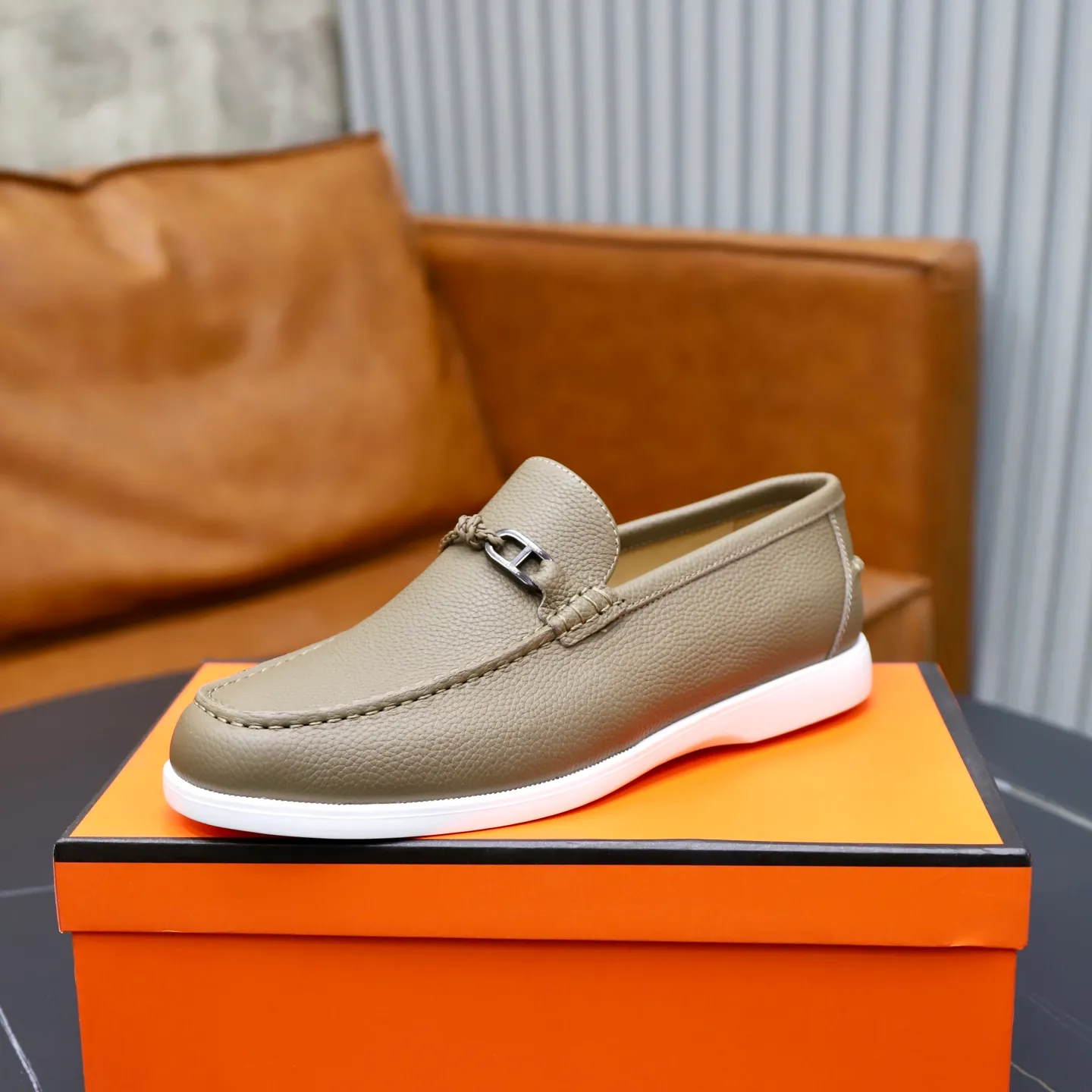 Ex-factory price: 560💰Hermès/Hermès slip-on men's shoes. This shoe is made of imported pebbled cowhide. It has simple and smooth lines and is combined with aerodynamically designed 3CM rubber foam ultra-light soles! Youthful and fashionable, classic H-shaped hardware buckle decoration, calf lining gently wraps the feet, with logo cowhide feet, casual and urban style, highlighting youthful vitality, sports and leisure version, super versatile, code number: 38-39-40-41-42-43-44 standard leather shoe size (45 can be customized but does not support returns)